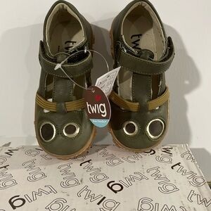 NWT Twig Girls MADDIE Green Velcro Shoes